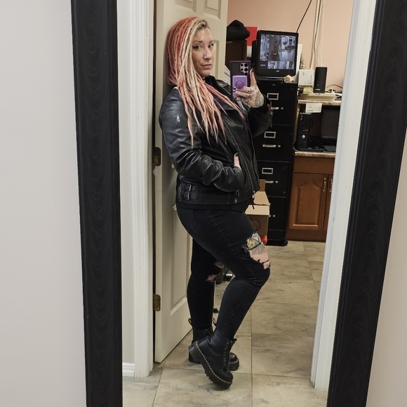 Meet your Posher, Luna - Picture 3 of 3